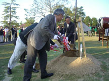 多くのゴルフ会員に見守られるなか、ご来賓の方々と一緒に、末沢和政取締役副社長も記念植樹。